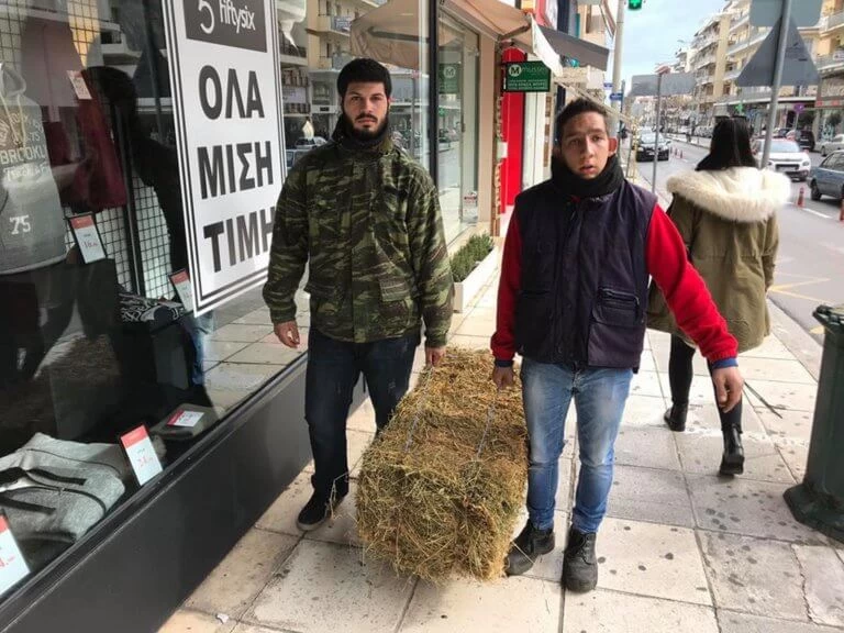 Μεσσηνία: Πήγαν «δώρο» σανό στα γραφεία του ΣΥΡΙΖΑ οι αγρότες – Δείτε τα βίντεο